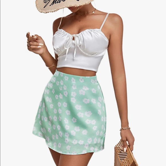 Princess Polly looks like Green mini satin skirt. - Picture 11 of 12